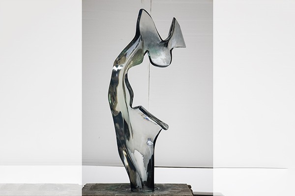 Modern Abstract Resin Sculpture – Embracing Silhouette with Futuristic Curves  Modern Abstract Resin Sculpture – Embracing Silhouette with Futuristic Curves